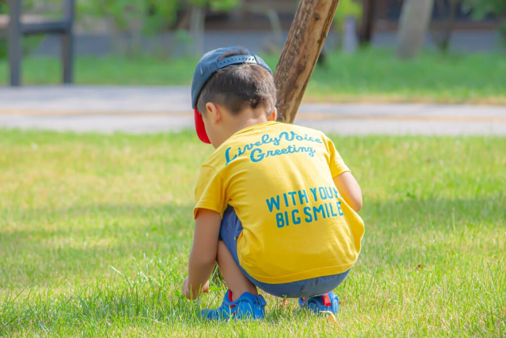 一人遊びをする子どもの背中