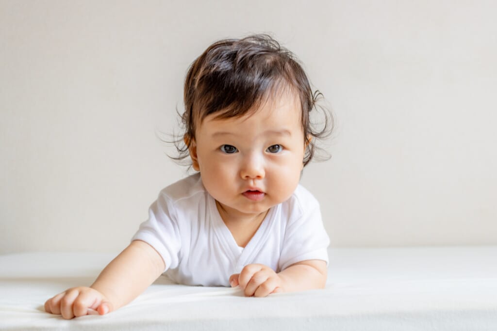 ずり這いする赤ちゃん