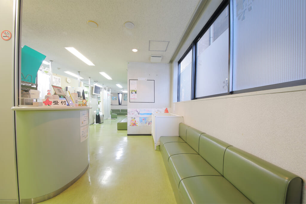 とくながこどもクリニックの受付と待合室の様子