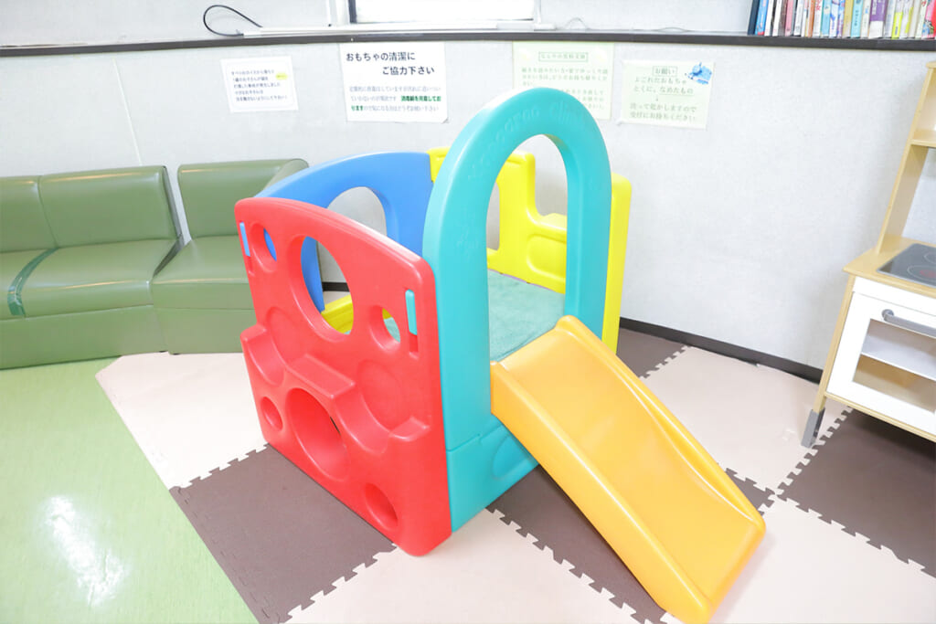 キッズスペースの滑り台